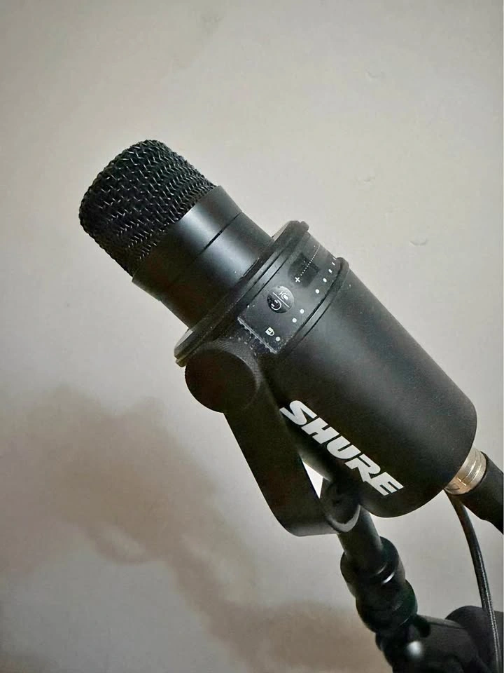 Shure MV7 USB Microphone with Arm