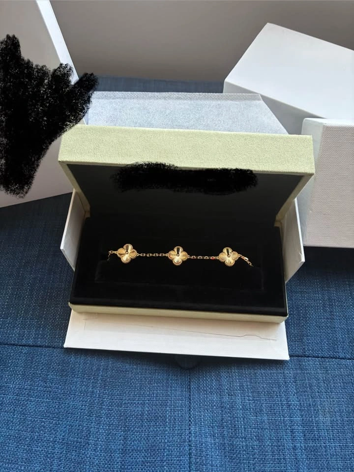 Luxury Clover Bracelet - Gold Finish (Full Set) - photo 2