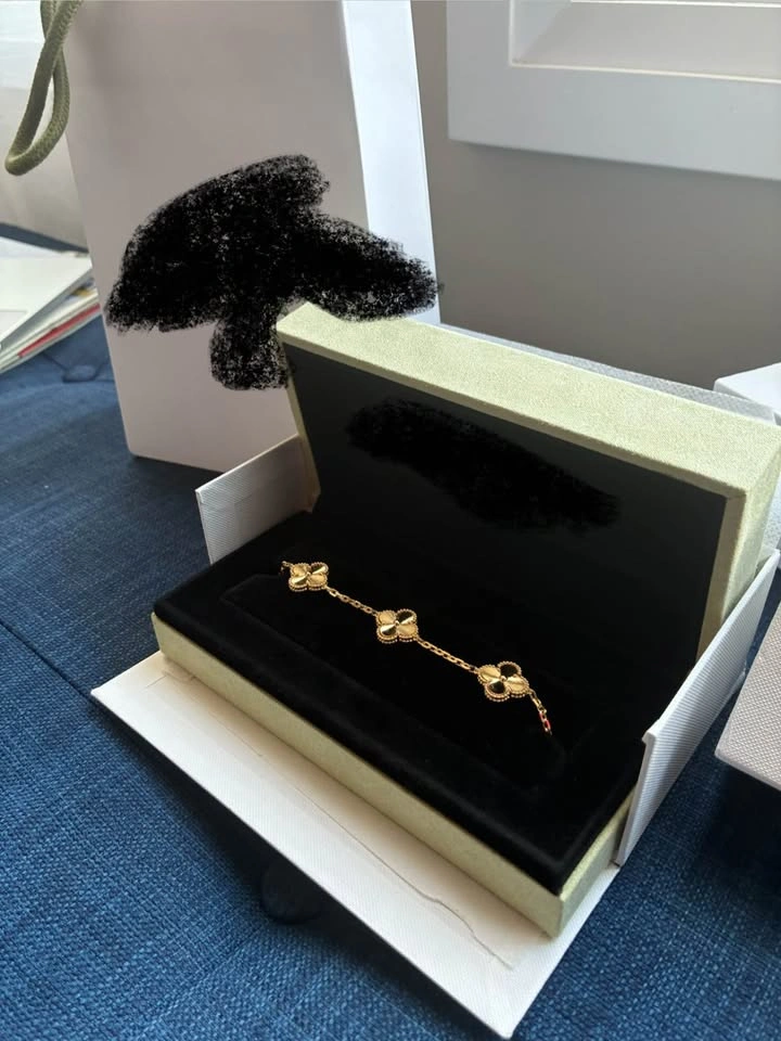 Luxury Clover Bracelet - Gold Finish (Full Set) - photo 3