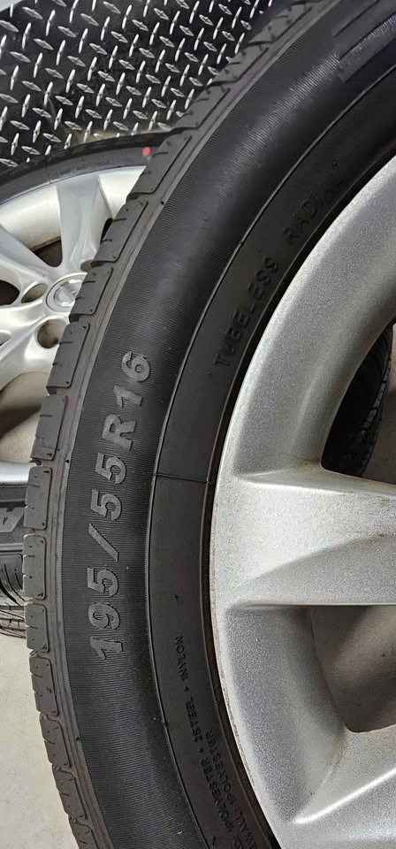 Nissan Versa OEM Rims with All Season Tires 195/55R16 - photo 5