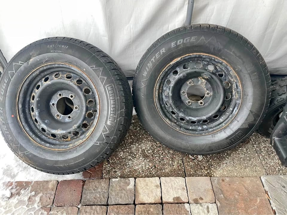 2 Winter Tires on Rims 245/70R17