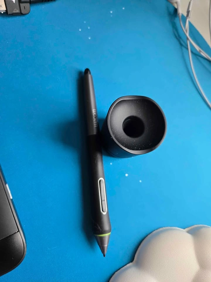 Wacom Cintiq 13HD Drawing Tablet - photo 3
