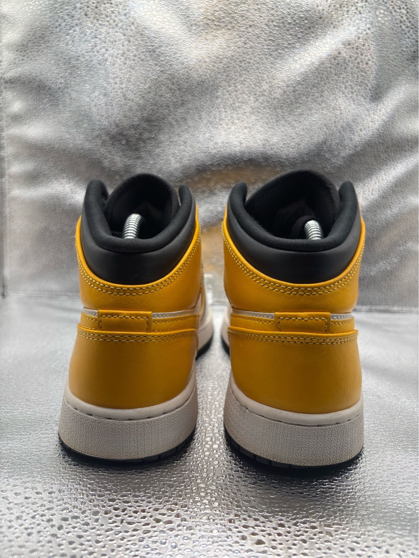 Air Jordan 1 Mid University Gold GS - photo 4
