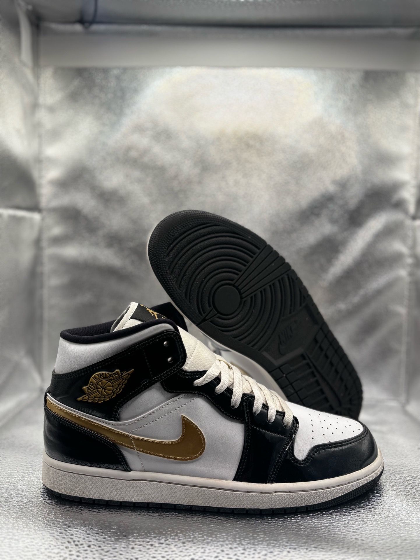 Air Jordan 1 Mid Metallic Black White Gold