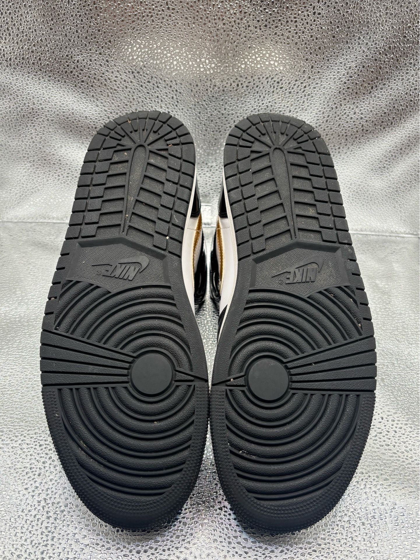 Air Jordan 1 Mid Metallic Black White Gold - photo 3