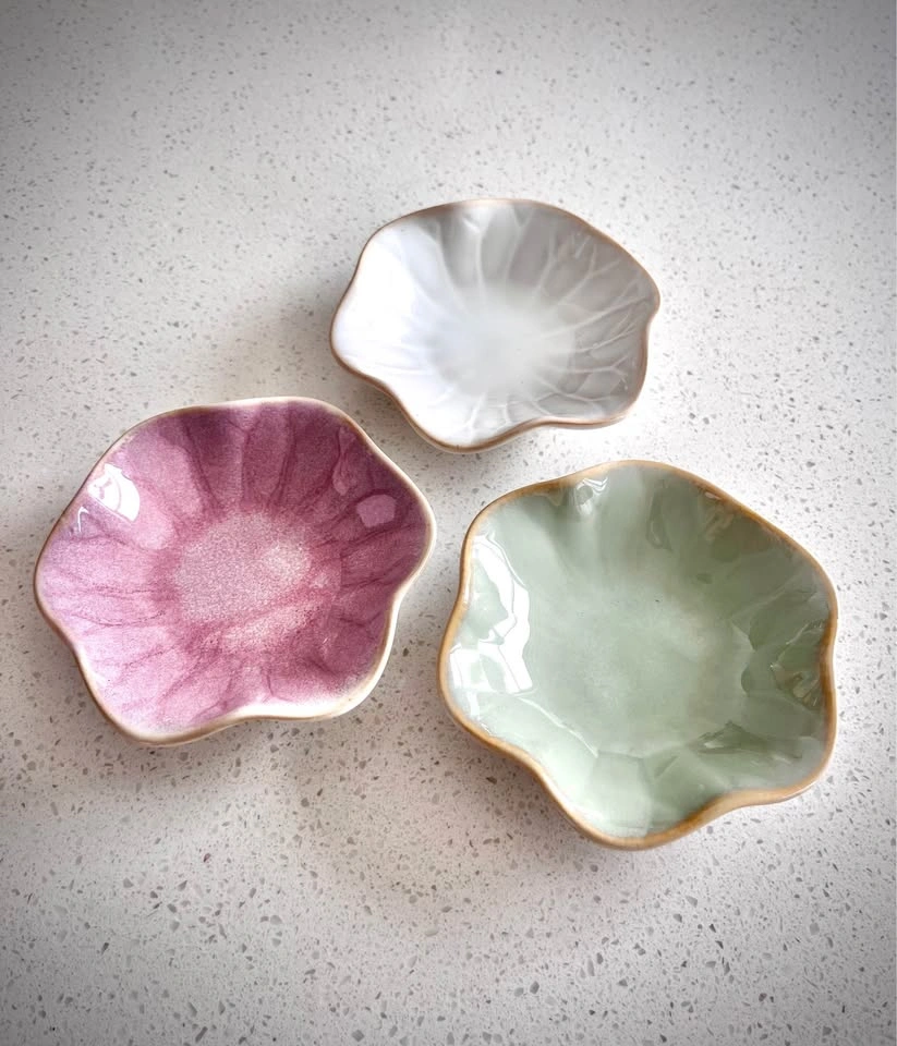Set of 3 Ceramic Flower Dishes – White, Pink & Green (New)