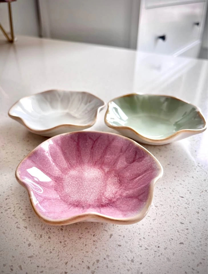 Set of 3 Ceramic Flower Dishes – White, Pink & Green (New) - photo 2