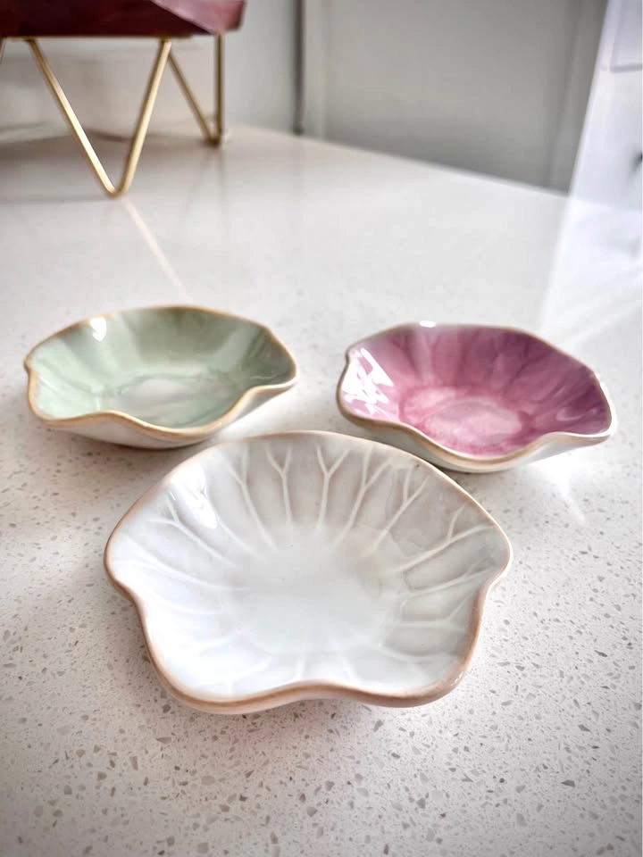 Set of 3 Ceramic Flower Dishes – White, Pink & Green (New) - photo 3