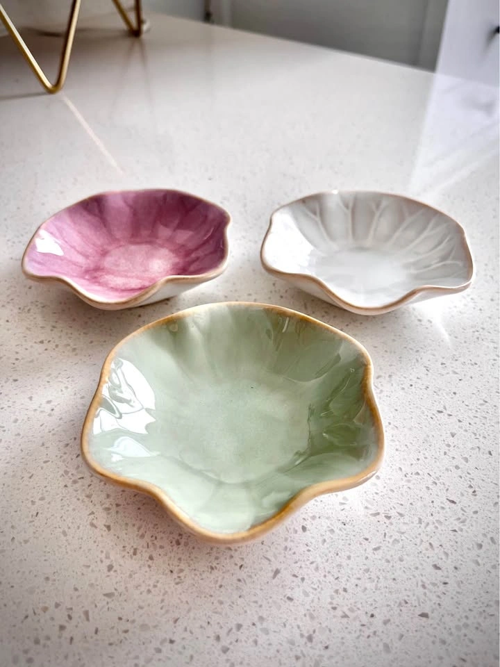 Set of 3 Ceramic Flower Dishes – White, Pink & Green (New) - photo 4