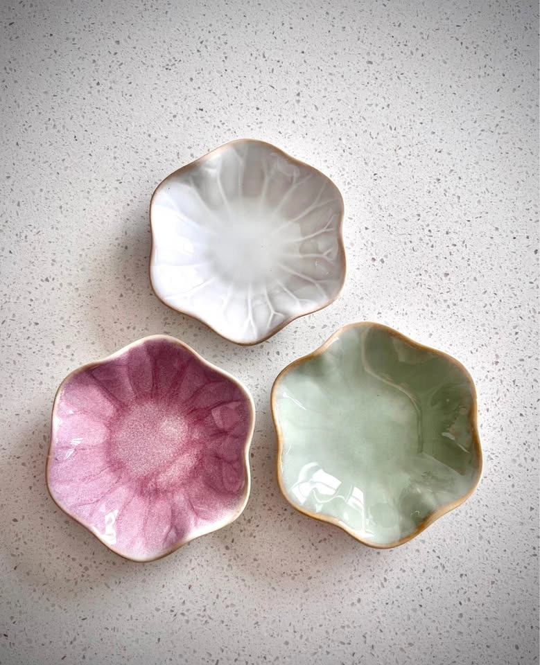 Set of 3 Ceramic Flower Dishes – White, Pink & Green (New) - photo 5