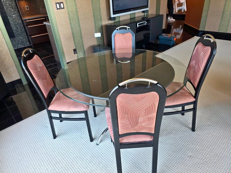 🔥 Modern Glass-Top Dining Set (4 Chairs) – Reupholstered | Prist