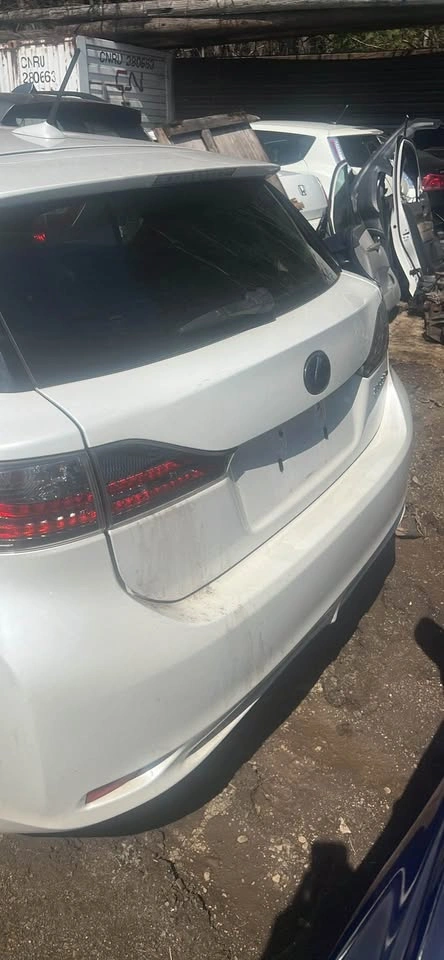 2010 Lexus CT200h for Parts - photo 2
