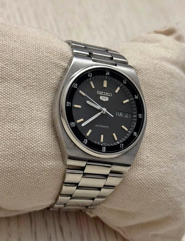 Vintage Seiko 5 Automatic Men’s Watch – Black Dial (7009)