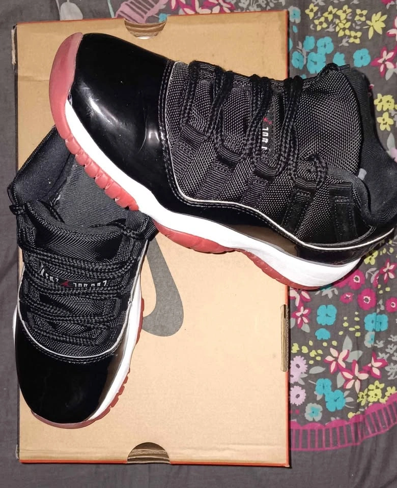 Jordan Low Bred 11s Size 4Y $60 - photo 2