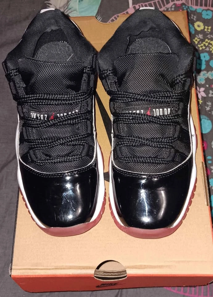 Jordan Low Bred 11s Size 4Y $60 - photo 3