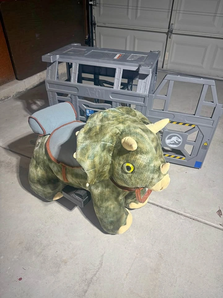 Jurassic World Ride On Triceratops - NEEDS BATTERY!