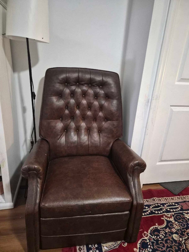 Vintage Brown Leather Recliner