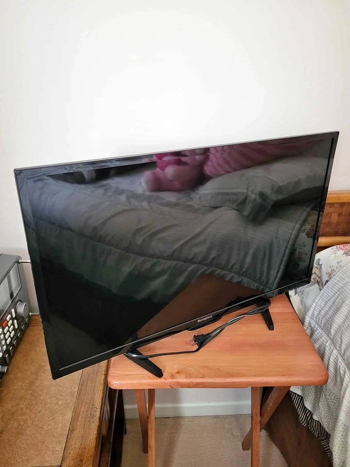 TV (32") - If it's listed, it's available!