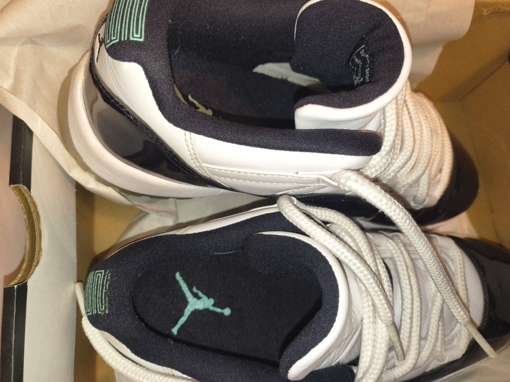 Jordan 11 Low Emerald/Iridescent Size 7.5 - photo 4