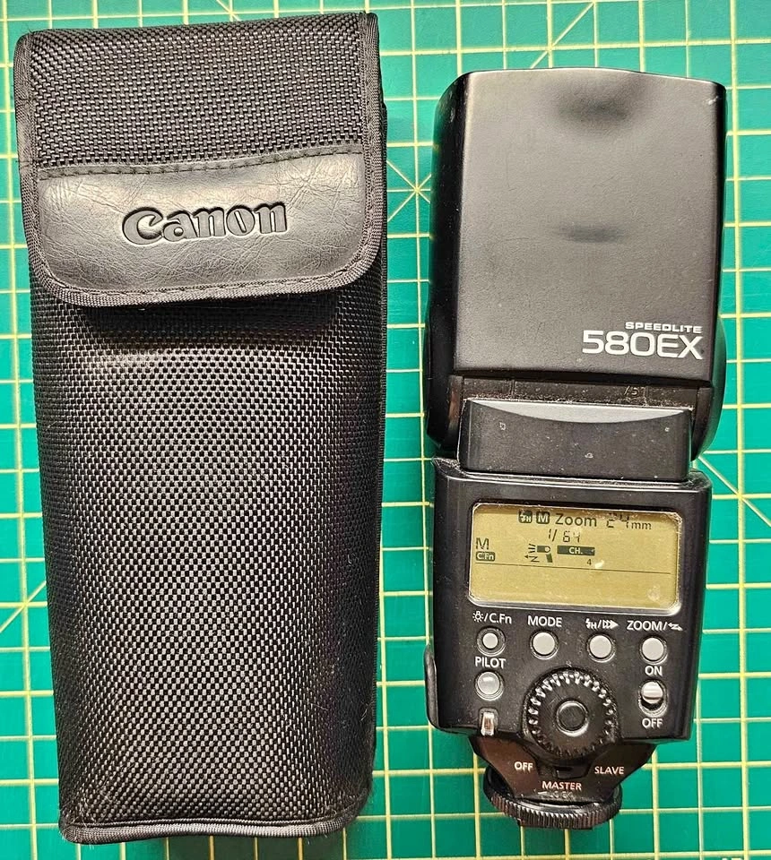 Canon 580EX Speedlite with 3 Diffusers