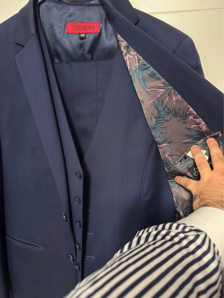 Strauss Menswear Navy 3 piece suit. - photo 4