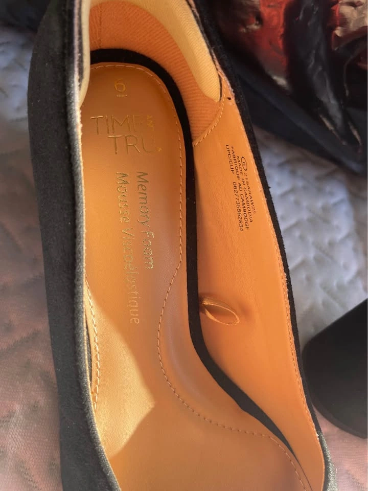 Time and Tru Black Suede Block Heels Size 6 - photo 2