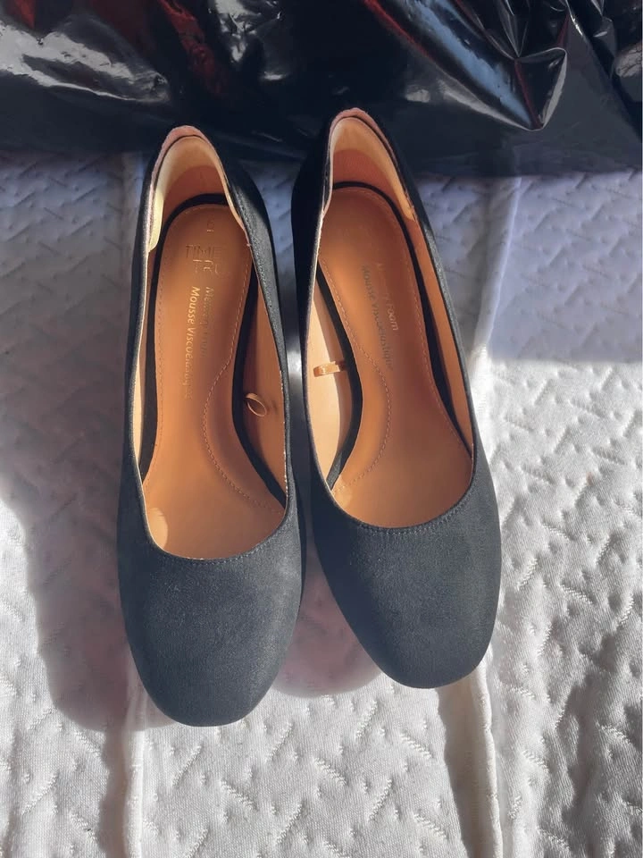 Time and Tru Black Suede Block Heels Size 6 - photo 4