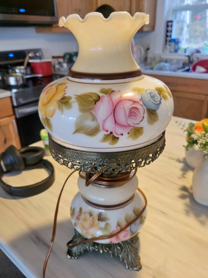 Vintage GWTW Electric Hurricane Lamp – Hand-Painted Floral Globe