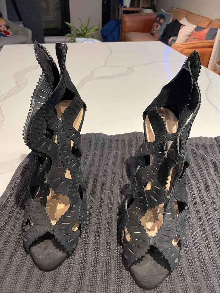 Black cut out heels - size 38 / 7.5 - photo 2
