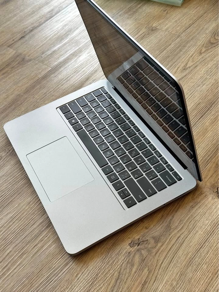 Microsoft Surface Laptop Studio - i7 | 32GB RAM | 1TB SSD | RTX