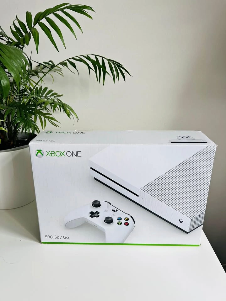 XBOX ONE S DISC EDITION 4K UHD+1 Controller+1 Game