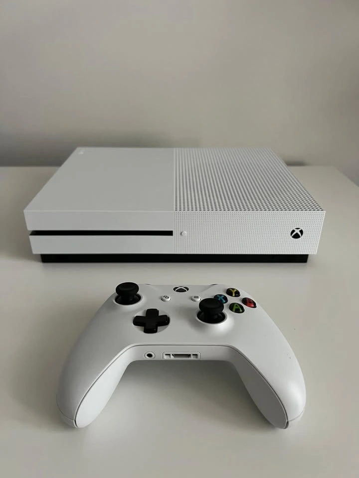 XBOX ONE S DISC EDITION 4K UHD+1 Controller+1 Game - photo 2