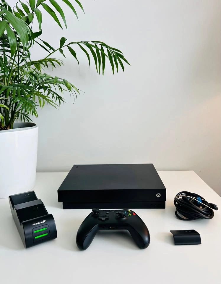 XBOX ONE X 1TB 4K UHD + Controller + Game + Charging Dock