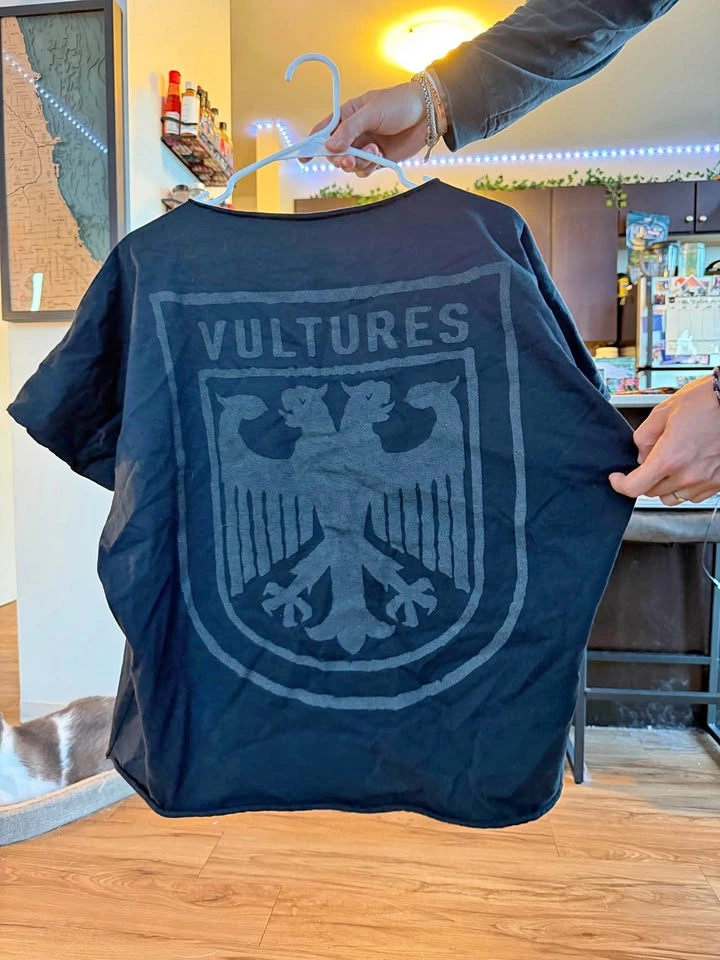 Vultures tee