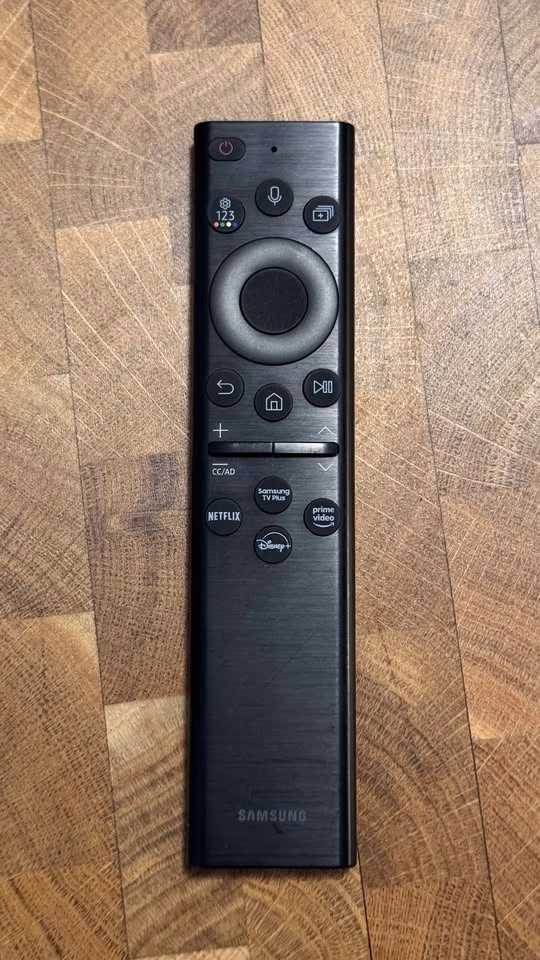65' Samsung QLED 4K Smart TV - photo 3