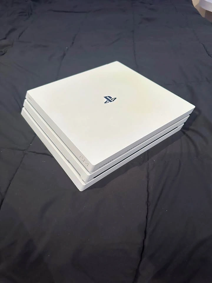 Ps4 pro white - photo 3