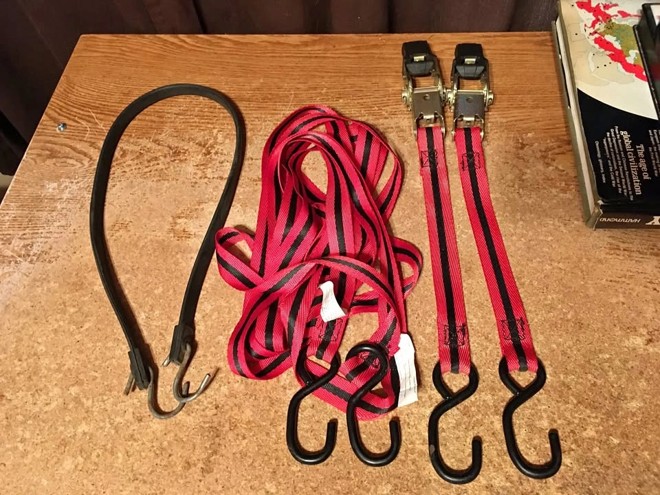 LOT OF 2 TASK FORCE 10FT RATCHET TIE DOWN AND 1 RUBBER TARP STRA