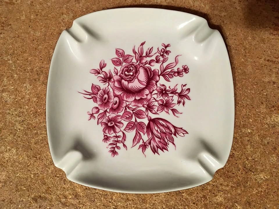 VINTAGE HOLLOHAZA HUNGARY 1831 PORCELAIN ASHTRAY RED FLOWERS HAN