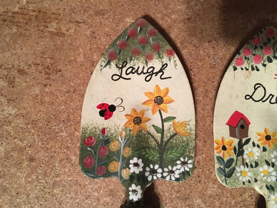 LOT OF 3 DECORATED METAL GARDENING TOOL WALL DECOR DREAM, LAUGH, - photo 2