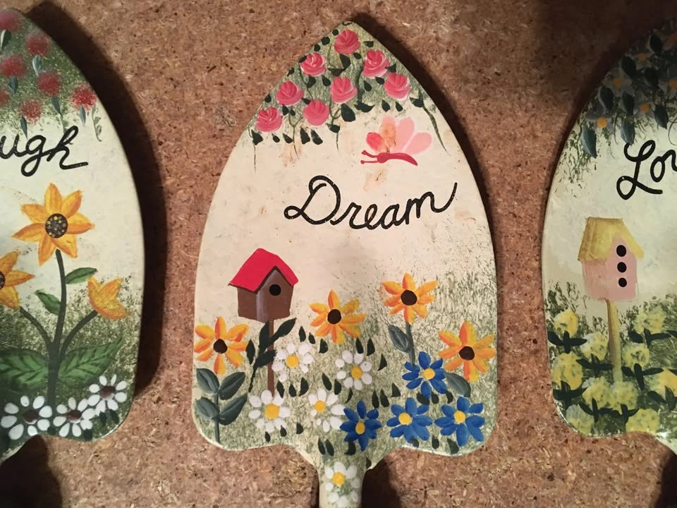 LOT OF 3 DECORATED METAL GARDENING TOOL WALL DECOR DREAM, LAUGH, - photo 3