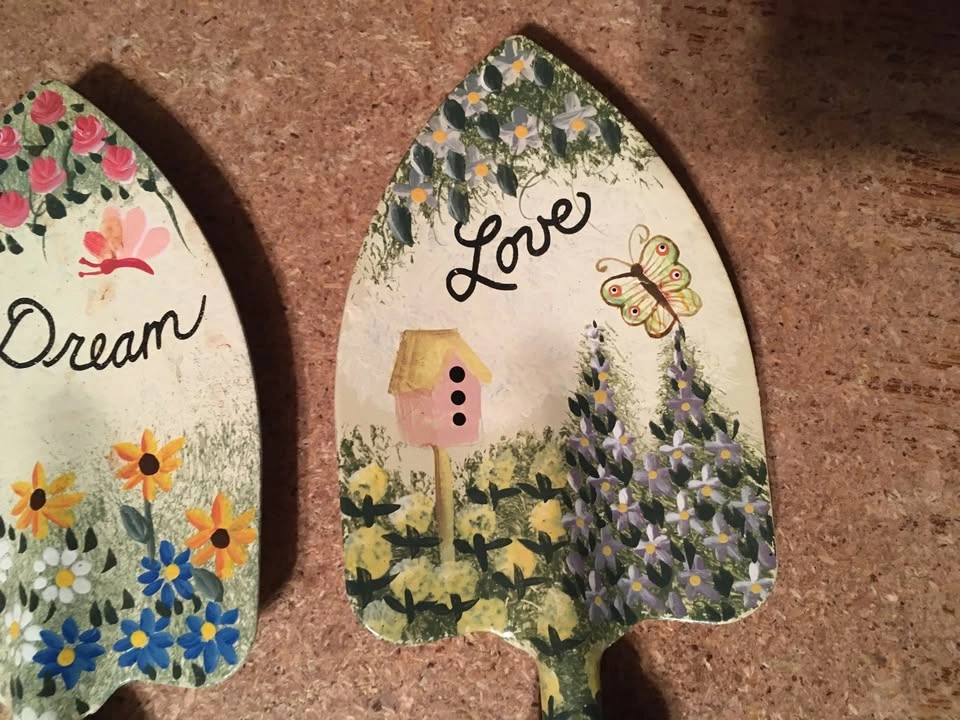 LOT OF 3 DECORATED METAL GARDENING TOOL WALL DECOR DREAM, LAUGH, - photo 4