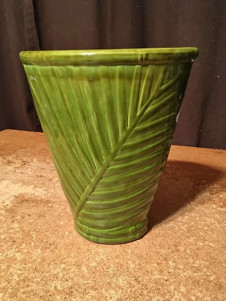 GREEN OVAL LEAF GARDEN PLANTER POT 9" TALL