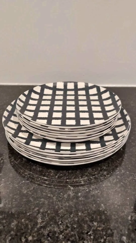 Outdoor dinnerware set thumbnail