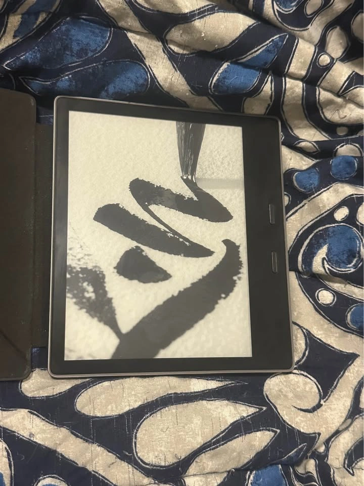 Kindle Oasis w/ Buttons - 32GB (Great Cond.) 7" Screen + Case - photo 2