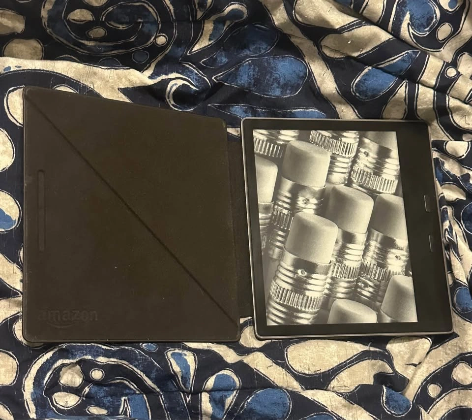 Kindle Oasis w/ Buttons - 32GB (Great Cond.) 7" Screen + Case - photo 5