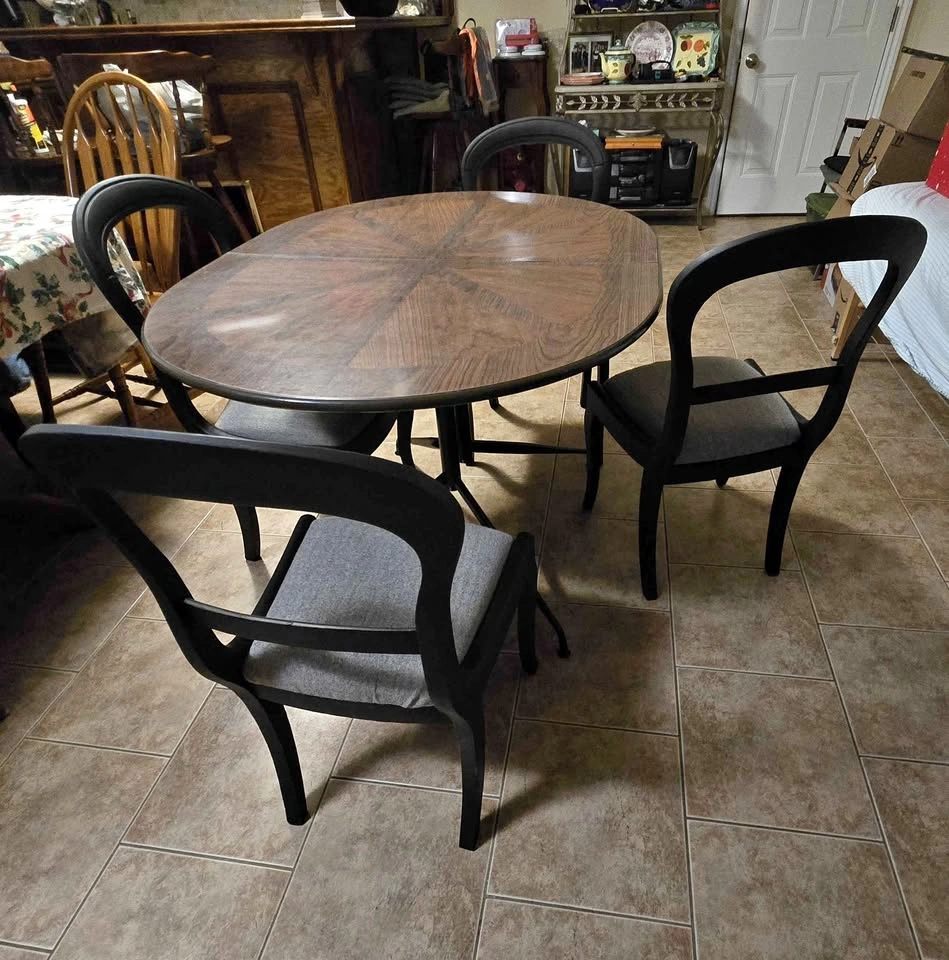 Table 4 chairs set