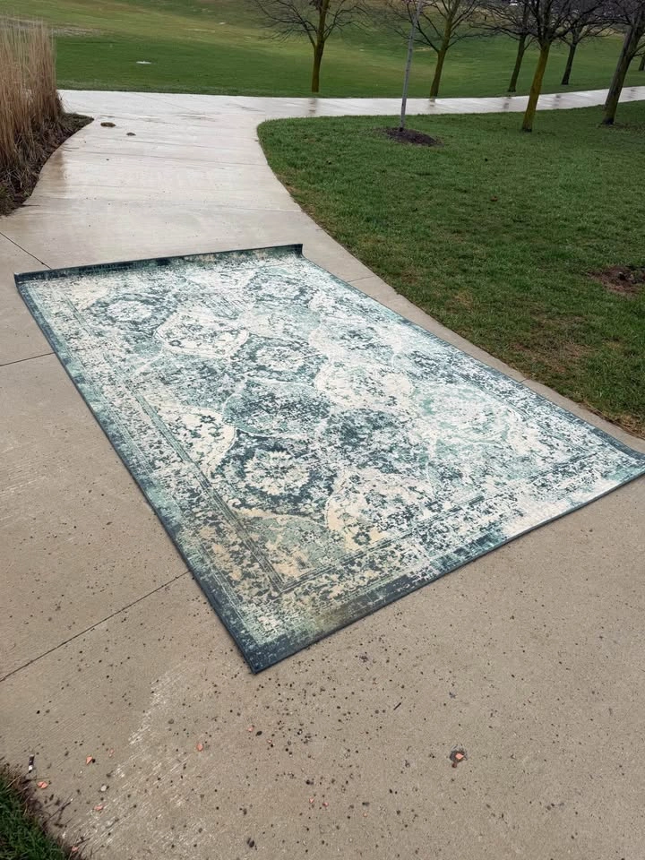 Area Rug | 200cm x 300cm | Used Condition - photo 2