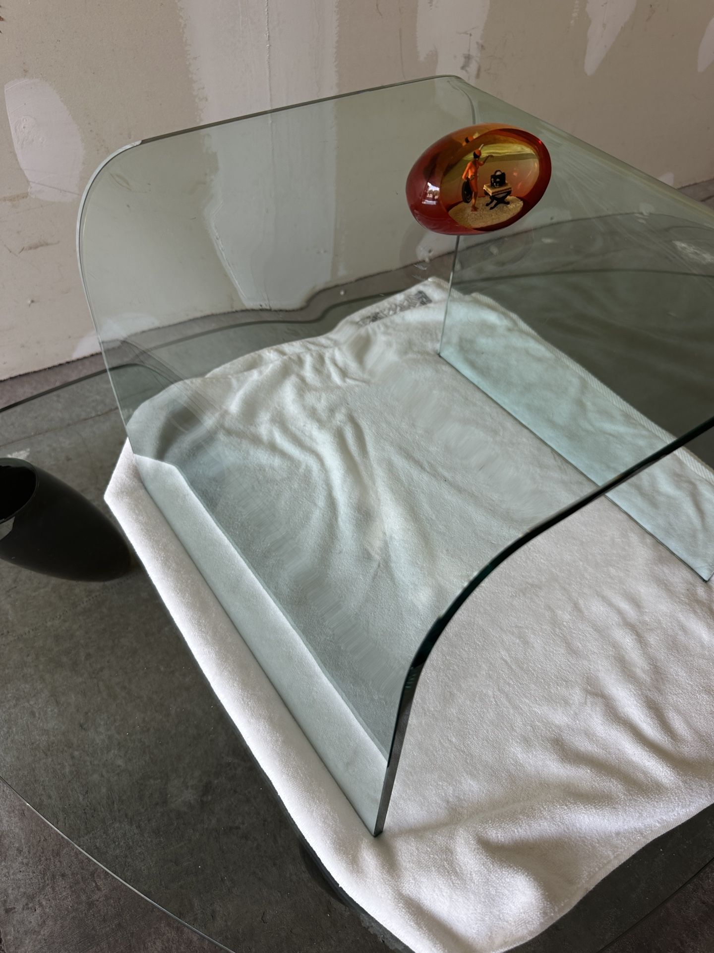 Modern Bent Glass Coffee Table – Thick Tempered Glass - photo 2