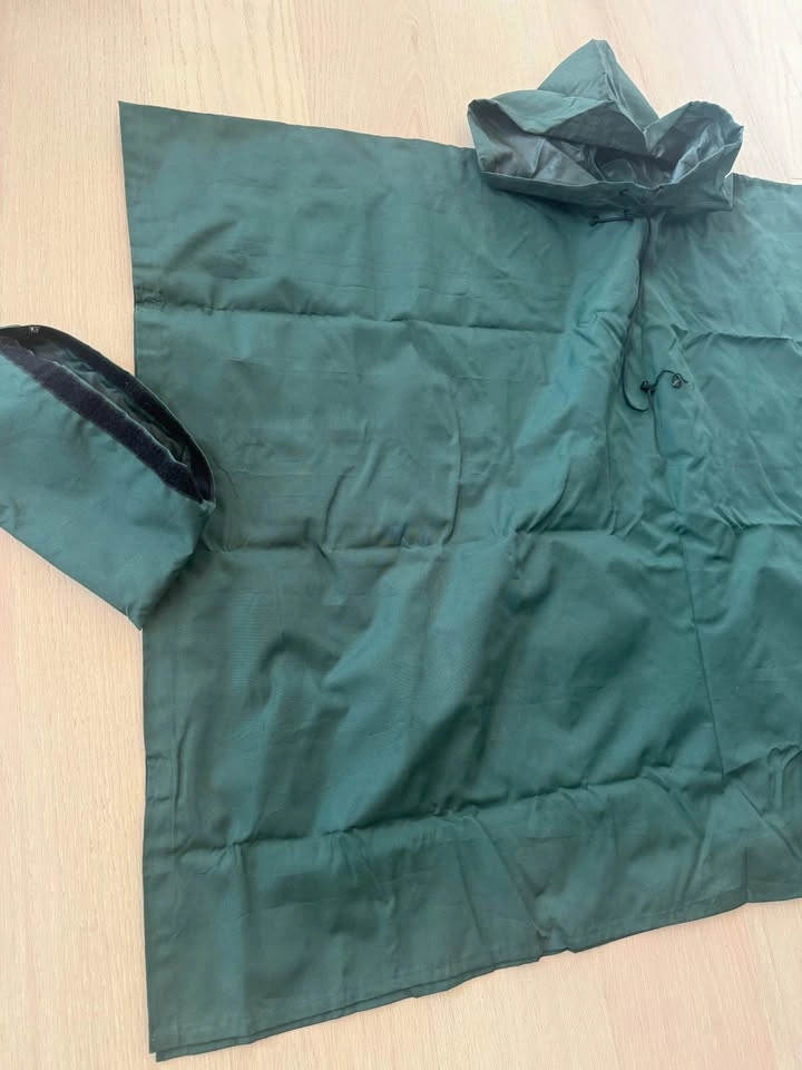 Unisex One size green rain poncho - photo 2