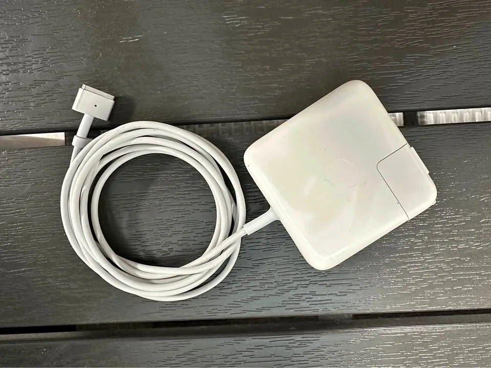 Apple 85W MagSafe 2 Power Adapter thumbnail